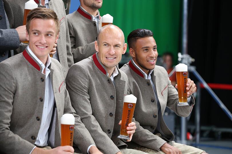 Auch Corentin Tolisso (l.) lässt sich das Weißbier schmecken.