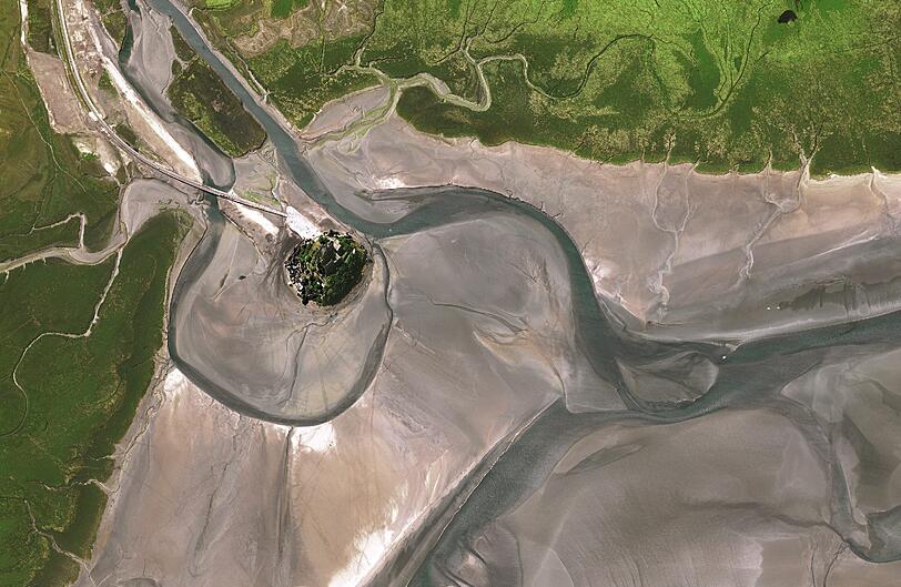 Mont Saint Michel: Pilgerort auf einem Felsen in der Wattlandschaft der Normandie.