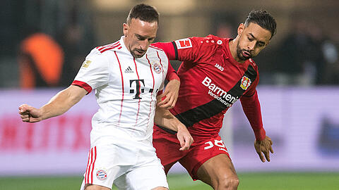 Franck Ribéry im Duell mit Leverkusens Karim Bellarabi (rechts).