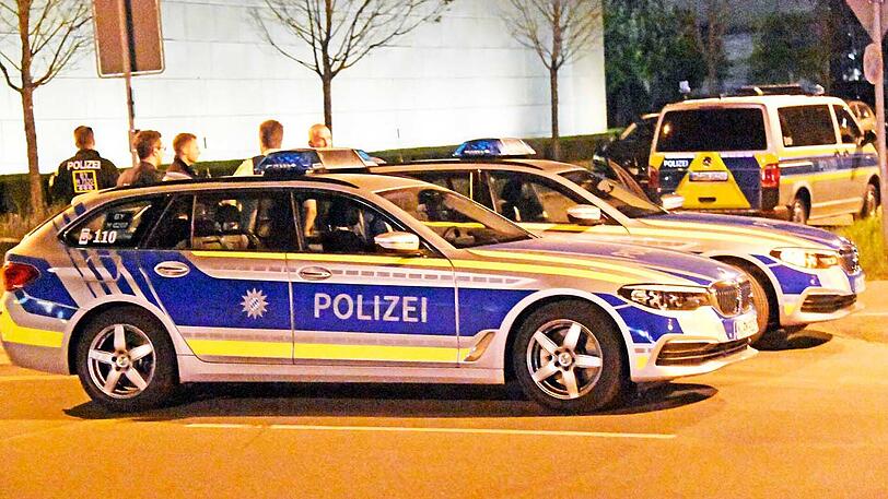 Bilder vom großen Polizeieinsatz in Riem: Nach einem Streit bedrohte ein Bewohner einer Asylbewerberunterkunft die Beamten mit einem Messer.