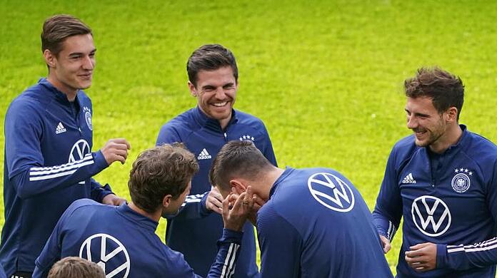 Die DFB-Spieler haben beim Abschlusstraining im Volksparkstadion beste Laune.