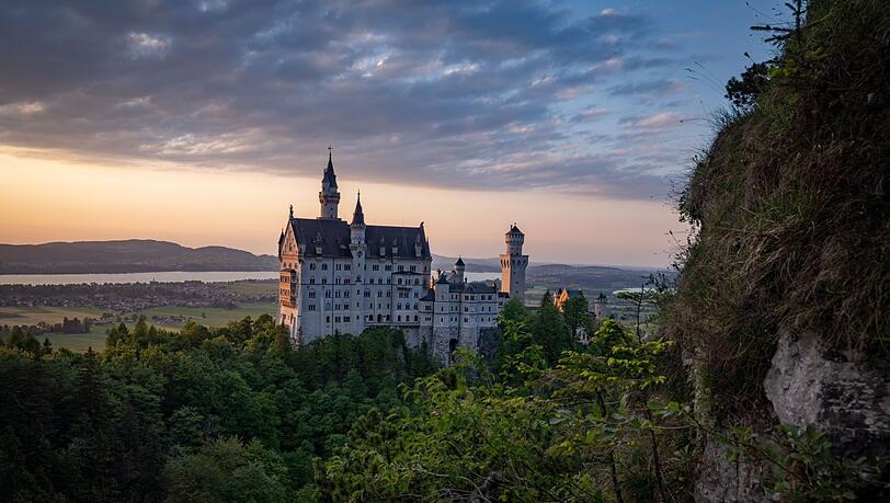 Schloss Neuschwanstein bei Füssen im Allgäu, eine der bekanntesten Sehenswürdigkeiten in Bayern und Deutschland, Schloss Neuschwanstein bei Füssen im Allgäu, eine der bekanntesten Sehenswürdigkeiten in Bayern und Deutschland,