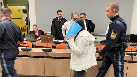 Justizbeamte führten die junge Frau in den Verhandlungssaal.