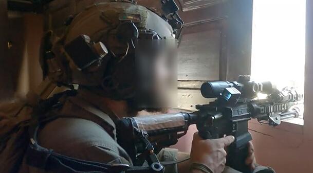 Daniel G. in einer anderen Szene in Gaza mit Waffe in der Hand. Daniel G. in einer anderen Szene in Gaza mit Waffe in der Hand.