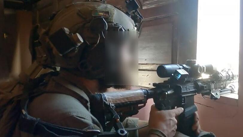 Daniel G. in einer anderen Szene in Gaza mit Waffe in der Hand. Daniel G. in einer anderen Szene in Gaza mit Waffe in der Hand.