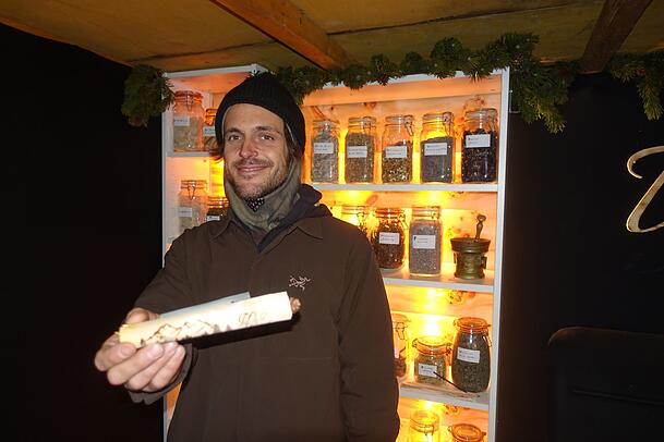 Christopher Pichler stellt Räucherstäbchen her.