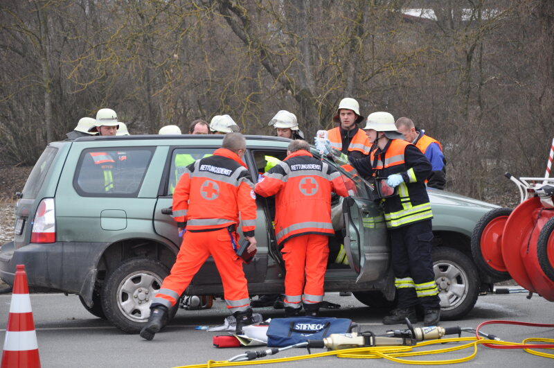 Zu einem Verkehrsunfall kam auf der B299 höhe Erharting: Ein PKW Fahrer wollte von Erharting kommend auf die B299 fahren und übersah dabei einen LKW. Im Kreuzungsbereich kam es zum Zusammenstoß. Dabei wurde der Fahrer des PKW mittelschwer verletzt. Er kam in ein Mühldorfer Krankenhaus.