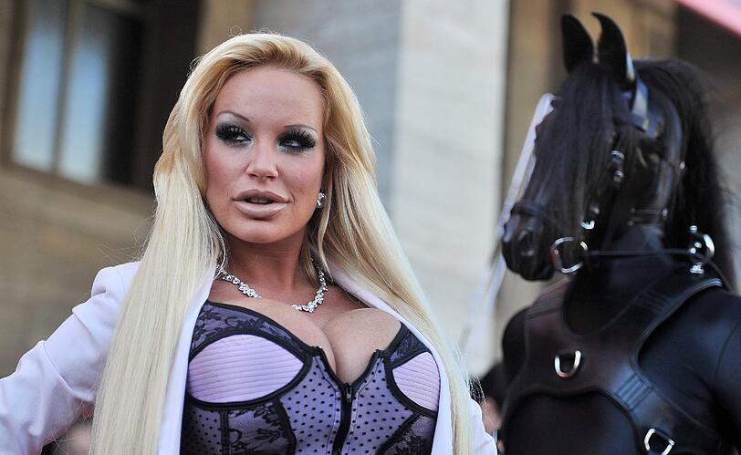 ...die Blondine gehört zu den Spezialgästen auf der "Venus".