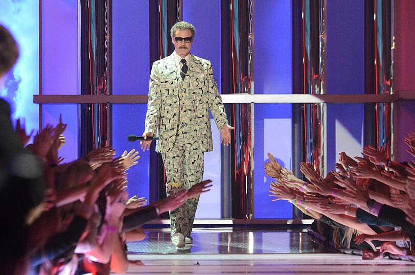 Komiker Will Ferrell trug einen weißgrünen Anzug aus
gedruckten Dollarscheinen
