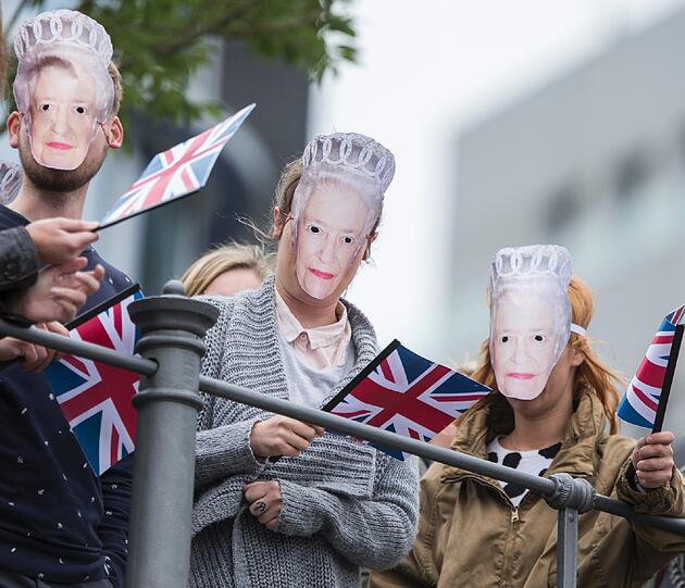 Tausende Royal-Fans bejubeln die Queen in Berlin.