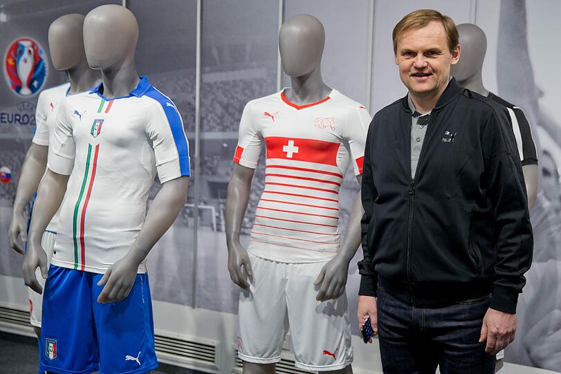 Der Vorstandsvorsitzende des Sportartikelherstellers Puma, Björn Gulden, am Rande der Pressekonferenz zu den Jahreszahlen des Unternehmens neben Puppen mit Trikots von Mannschaften für die Fußball-Europameisterschaft in Frankreich 2016, die von Puma ausgerüstet werden.