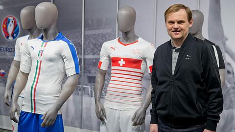 Der Vorstandsvorsitzende des Sportartikelherstellers Puma, Björn Gulden, am Rande der Pressekonferenz zu den Jahreszahlen des Unternehmens neben Puppen mit Trikots von Mannschaften für die Fußball-Europameisterschaft in Frankreich 2016, die von Puma ausgerüstet werden.