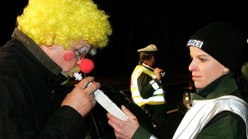 Der Alkoholtest bei einem Faschingsfreudigen am Rosenmontag ergab vier Promille. (Symbolfoto)