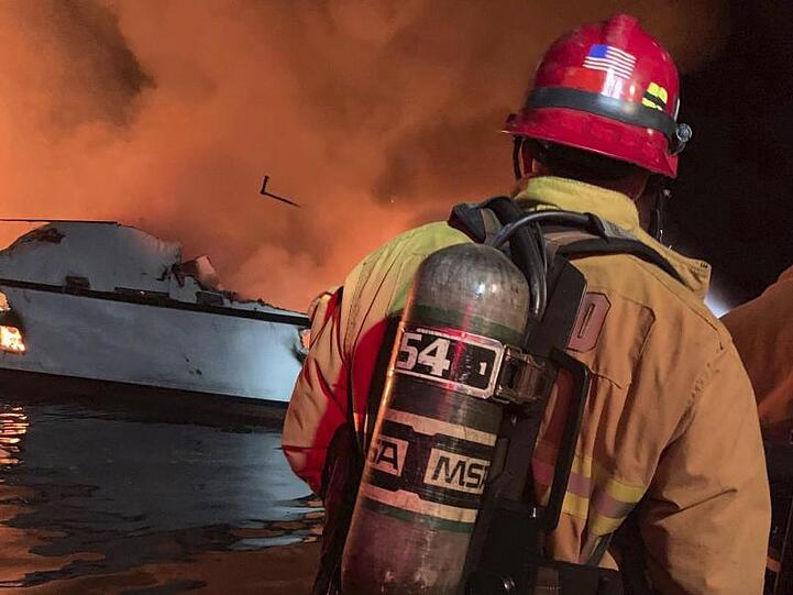Ein Feuerwehrmann bekämpft den Bootsbrand vor der Küste Südkaliforniens.