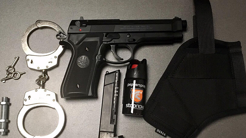 Mit dieser Anscheinswaffe im Holster war der 33-Jährige unterwegs.