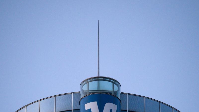 Das Logo der Volksbank ist auf einem Gebäude in der Innenstadt zu sehen.
