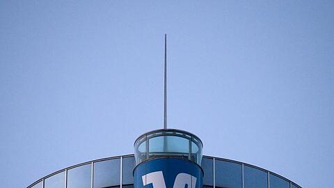 Das Logo der Volksbank ist auf einem Gebäude in der Innenstadt zu sehen.
