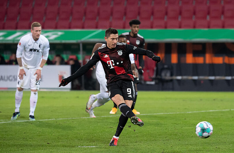 22. Saisontor: Bayern gewinnt mit 1:0 in Augsburg. Es gab einen Elfmeter für die Münchner. Den Rest erraten Sie sicher. Übrigens: Es gab auch einen Elfer für den FCA, aber den schoss nun mal Finnbogason und nicht Lewandowski.