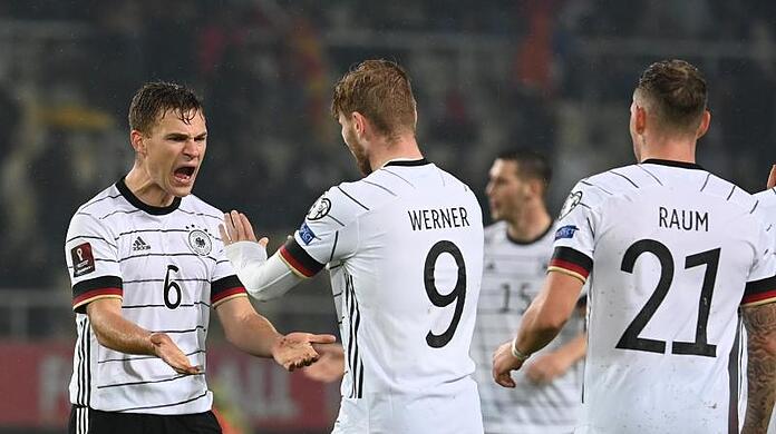 Werner (2.v.l) erzielt auch das Tor zum 3:0. Anschlie&szlig;end wird er von Mannschaftskamerad Joshua Kimmich gefeiert.
