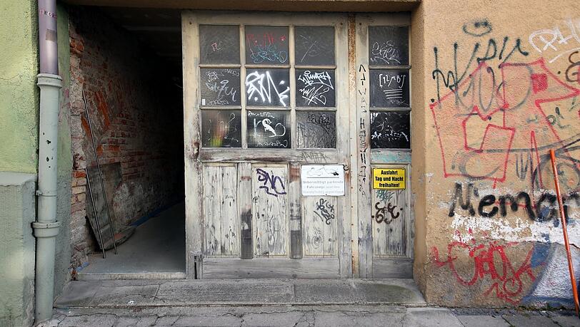 Auch so etwas gibt's hier, noch ist nicht alles durchsaniert. Auch so etwas gibt's hier, noch ist nicht alles durchsaniert.