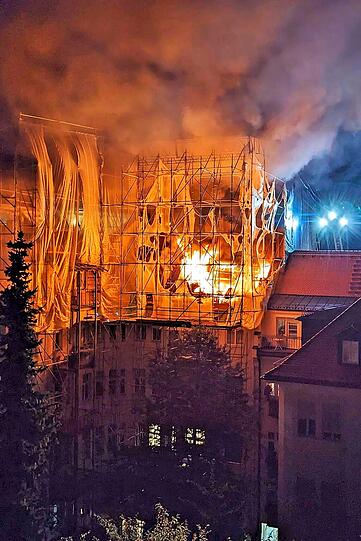 Passanten alarmierten die Feuerwehr, weil Rauch aus dem Dach drang.