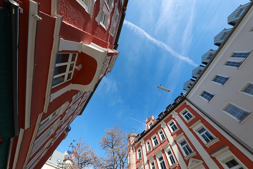 Schöne Altbauten in der Untergiesinger Oefelestraße darüber spannt sich der herrlich blaue Himmel an einem schönen Vor-Frühlingstag.
