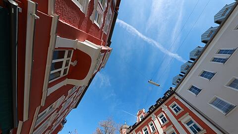 Schöne Altbauten in der Untergiesinger Oefelestraße darüber spannt sich der herrlich blaue Himmel an einem schönen Vor-Frühlingstag.