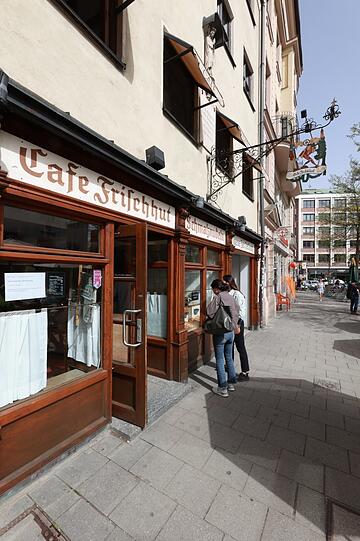 Münchner Institution: das Café Frischhut, auch "Schmalznudel" genannt.
