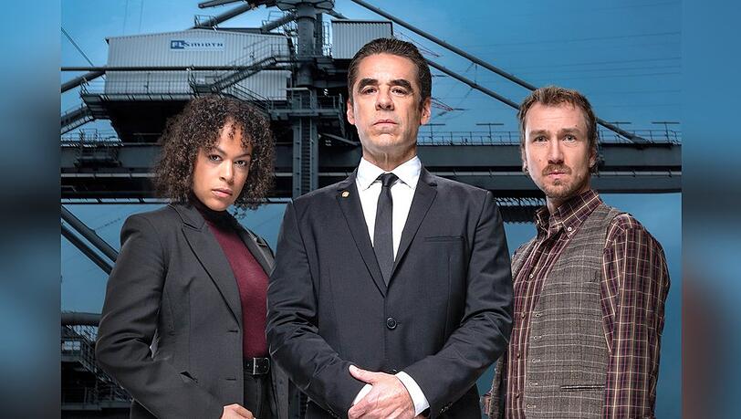 "Der Besch&uuml;tzer: Wissen, das t&ouml;tet": Der "Besch&uuml;tzer" Jan Sch&auml;fer (Tobias Oertel, M.) mit seiner Kollegin Ilka Freuding (Paula Essam, l.) und die Schutzperson Eduard Raabe (Jan Krauter).