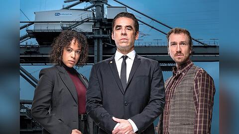 "Der Besch&uuml;tzer: Wissen, das t&ouml;tet": Der "Besch&uuml;tzer" Jan Sch&auml;fer (Tobias Oertel, M.) mit seiner Kollegin Ilka Freuding (Paula Essam, l.) und die Schutzperson Eduard Raabe (Jan Krauter).