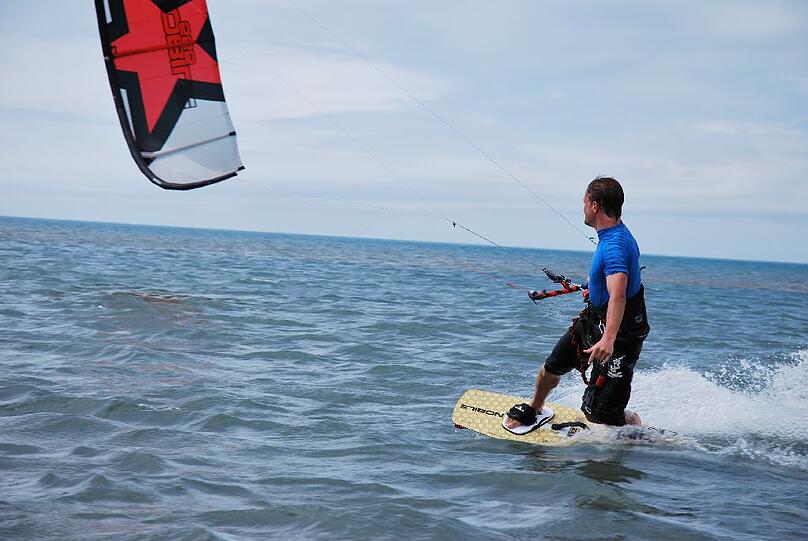 Beim Kitesurfen sind schnelle Erfolge möglich - auch für Anfänger.