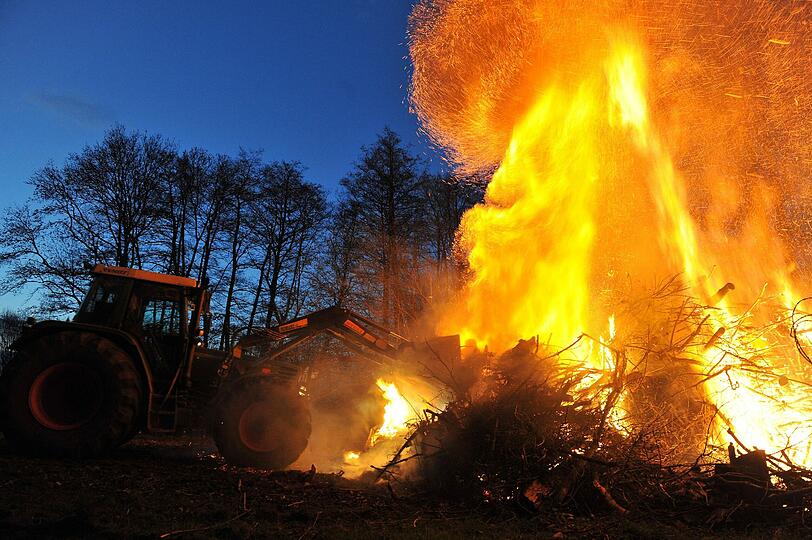 Gefährlich: Einem Osterfeuer sollte man sich nicht zu dicht nähern &ndash; und schon gar nicht hineinspringen. Eigentlich klar.
