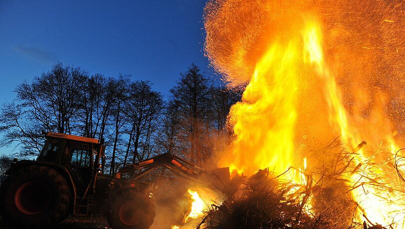 Gefährlich: Einem Osterfeuer sollte man sich nicht zu dicht nähern – und schon gar nicht hineinspringen. Eigentlich klar. Gefährlich: Einem Osterfeuer sollte man sich nicht zu dicht nähern – und schon gar nicht hineinspringen. Eigentlich klar.