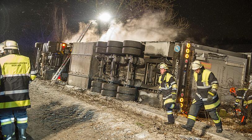 Am Freitagmorgen war noch unklar, wie die Ferkel getötet werden
sollten. Mehrere Schlachter seien am Unfallort. Einige Tiere waren
schon bei dem Unfall verendet.