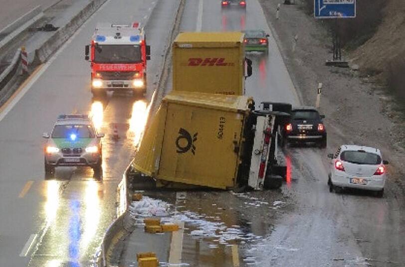 Laster auf der Seite, Briefe auf dem Asphalt: Der umgestürzte Lkw auf der A8.