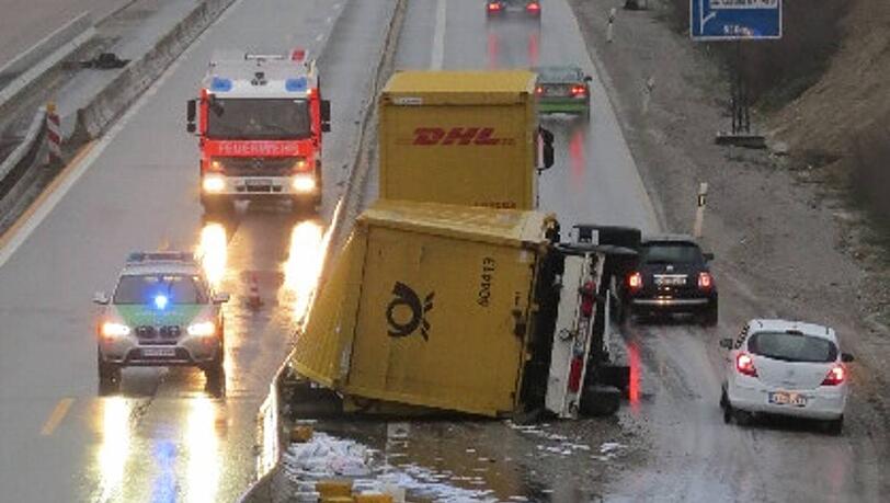 Laster auf der Seite, Briefe auf dem Asphalt: Der umgestürzte Lkw auf der A8. Laster auf der Seite, Briefe auf dem Asphalt: Der umgestürzte Lkw auf der A8.