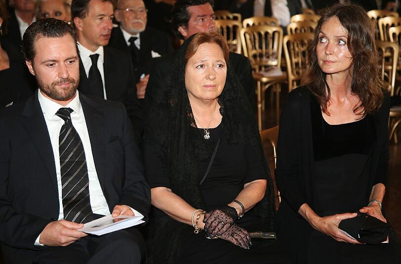 Sissy Böhm (Mitte) bei der Beerdigung ihres Vaters am 13. Juni 2014 in Salzburg.