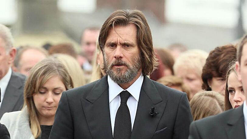 Ein sichtlich mitgenommener Jim Carrey auf der Beerdigung seiner Ex-Freundin Cathriona White in Irland. Ein sichtlich mitgenommener Jim Carrey auf der Beerdigung seiner Ex-Freundin Cathriona White in Irland.