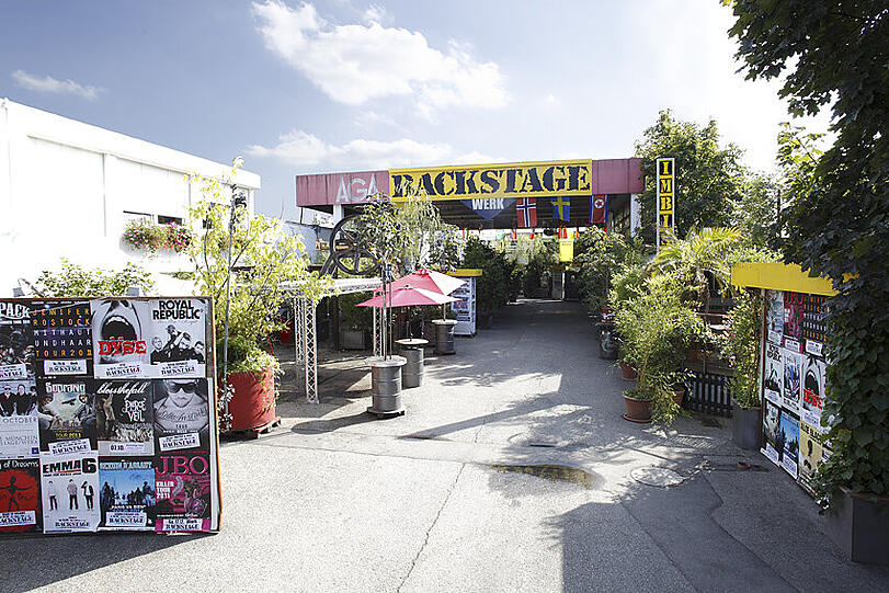 Der Außenbereich des Backstage im Tageslicht.