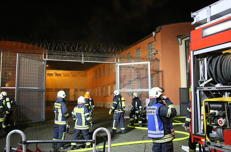Bilder vom Einsatz der Feuerwehr beim Brand der JVA Mühldorf am Dienstagabend.