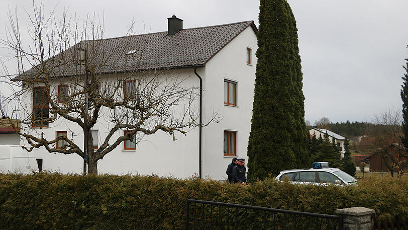 Polizeieinsatz in Ascholtshausen. Hier wurden am Montag drei Leichen in einem Haus entdeckt.