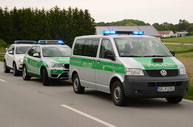 Einsatzkräfte der Feuerwehr Velden/Vils reinigten die Unfallstelle, die Feuerwehren aus Ruprechtsberg und Eberspoint richteten eine Umleitung ein. Die B388 war zwischen 12.15 Uhr und 13.45 Uhr komplett gesperrt.
