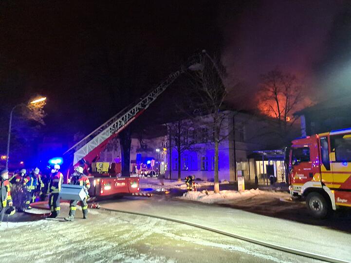 Das Alte Rathaus in Sauerlach steht in Flammen.