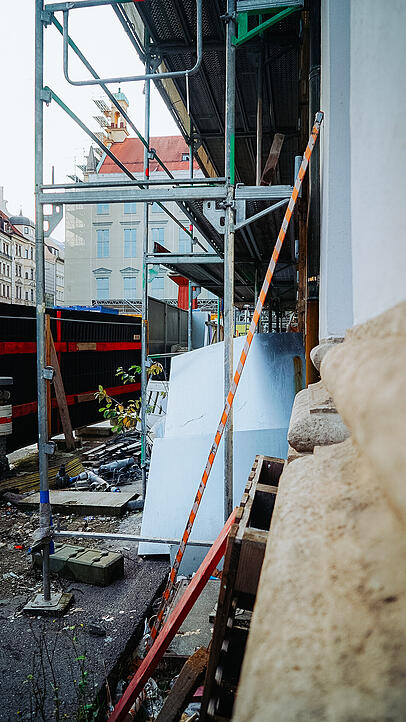 Auf der Baustelle liegt Baumaterial herum, Arbeiter sind keine zu sehen, als die AZ vorbeischaut. Auf der Baustelle liegt Baumaterial herum, Arbeiter sind keine zu sehen, als die AZ vorbeischaut.
