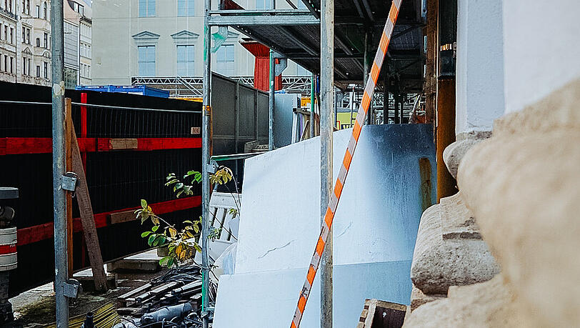 Auf der Baustelle liegt Baumaterial herum, Arbeiter sind keine zu sehen, als die AZ vorbeischaut. Auf der Baustelle liegt Baumaterial herum, Arbeiter sind keine zu sehen, als die AZ vorbeischaut.