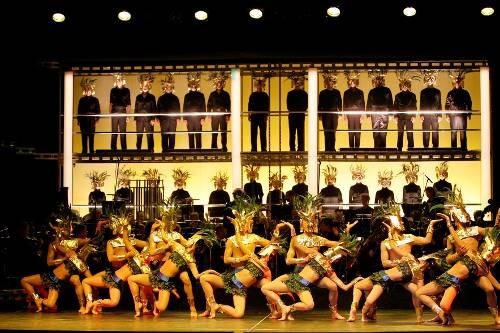 Ballett, Chor und Orchester statt Bühnenbild: In Eldorado findet Candide lustige Eingeborene, Gold und falsche Freunde.