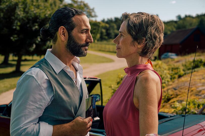 Frederika (Julia Bremermann) lernt den charmanten Tanzlehrer Kian (Massimo Sinato) kennen. Frederika (Julia Bremermann) lernt den charmanten Tanzlehrer Kian (Massimo Sinato) kennen.