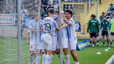 Der TSV 1860 jubelt im Spiel gegen Ansbach.