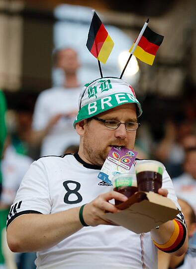 Die Fans sind heiß aufs erste Spiel: So feiern die Anhänger im Stadion von Lemberg.