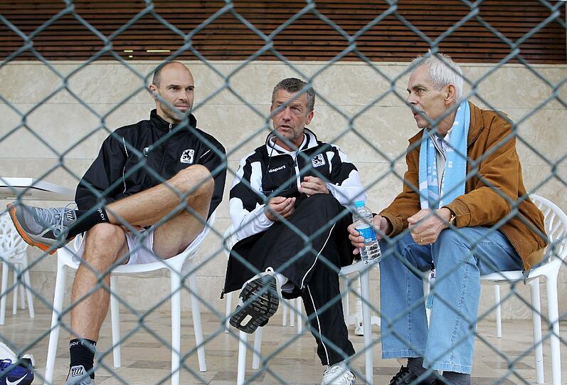 Drei Löwen hinter Gitter: Trainer Alexander Schmidt (li.), Sportdirektor Florian Hinterberger und Präsident Dieter Schneider im Trainingslager in Belek